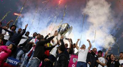 Los jugadores de Independiente del Valle levantan el trofeo de la LigaPro 2021 tras su llegada al Estadio Banco Guayaquil, el 13 de diciembre de 2021.