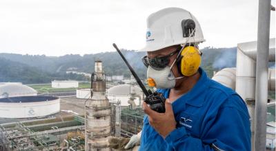 Un trabajador realiza tareas de supervisión en la Refinería Esmeraldas, en marzo 2021