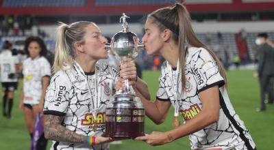 Carina Gomes (i) y Jheniffer da Silva Cordinali de Corinthians besan el trofeo luego de ganar la final de la Copa Libertadores Femenina 2021.