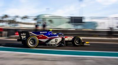 Juan Manuel Correa sobre un coche del Charouz Racing System, durante las pruebas de la F2 en Abu Dabi.