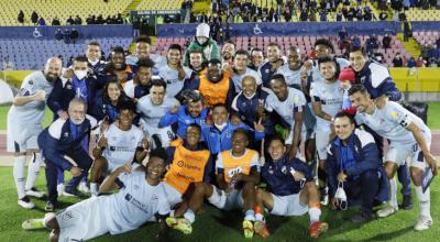 Los jugadores de Universidad Católica se forman antes del partido ante 9 de Octubre, el 28 de noviembre de 2021, en Quito.