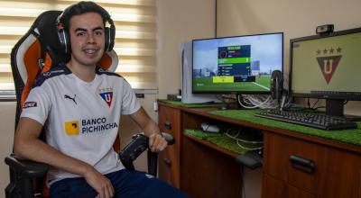 Santiago Camacho, conocido como Tiago Killer 99, muestra el sábado 18 de diciembre de 2021 uno de los trofeos que ha ganado en los eSports con Liga Deportiva Universitaria de Quito.