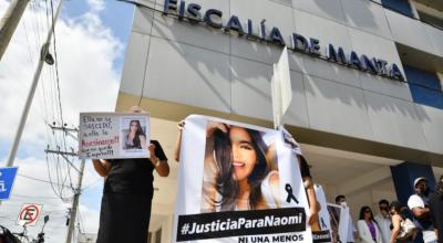 Amigos y familiares de Naomi Arcentales piden justicia afuera de la Fiscalía de Manta el 21 de diciembre de 2021.