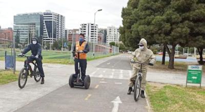 Habitantes de Quito -ahora en alerta epidemiológica naranja- circulan en bicicleta y otros medios de transporte por el parque La Carolina, con las respectivas mascarillas.