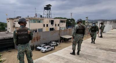 Efectivos militares vigilan el Complejo Penitenciario del Guayas, el 28 de noviembre de 2021.