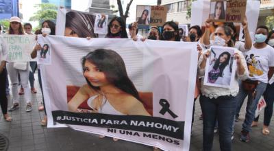 Familiares, amigos y activistas piden "Justicia para Naomi" en los exteriores de la Fiscalía del Guayas, el 27 de diciembre de 2021. Sigue pendiente el resultado de la autopsia.