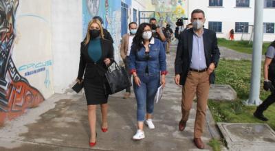 Claudia Garzón (izquierda), en una reunión de la Comisión de Diálogo Penitenciario y Pacificación, en el Centro de Rehabilitación Social de Cotopaxi, el 20 de diciembre de 2021.