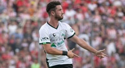 Tomás Molina festeja un gol con Ferrocarril Oeste de Argentina, en un partido por el torneo local en 2021.