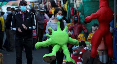 Personas compran monigotes en una calle de Riobamba, el 31 de diciembre de 2021. 