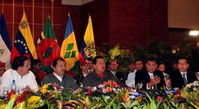 Los presidentes Hugo Chávez y Rafael Correa, durante la reunión de Jefes de Estado de la Alba, el 29 de junio de 2009.