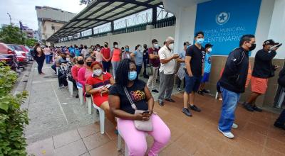 Los guayaquileños acuden al Hospital Bicentenario para realizarse pruebas de Covid-19, el 4 de enero de 2022.