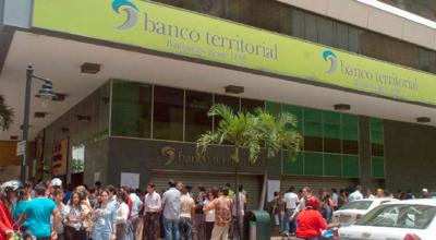 Fachada de una de las agencias del cerrado Banco Territorial en Guayaquil.