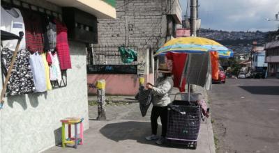 Una vendedora informal en la calle Moro Moro, ubicada en el sur de Quito, el 8 de enero de 2022.