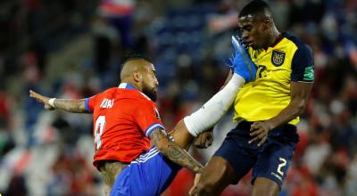 El momento de la patada de Arturo Vidal a Félix Torres, el 16 de noviembre de 2021, en Santiago de Chile. 