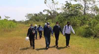 El gerente de Petroecuador, Ítalo Cedeño, junto a autoridades y técnicos de la empresa, durante la visita a los bloques 56, 43 y 60, en Sucumbíos y Orellana, el 8 de enero de 2022.