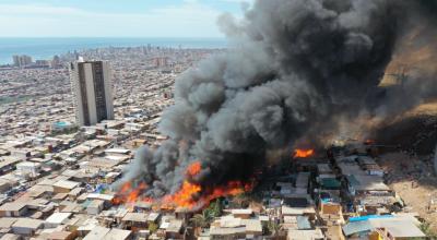 Un incendio en el campamento irregular de Laguna Verde, en Iquique, norte de Chile, dejó este 10 de enero de 2022, a 400 personas sin techo.