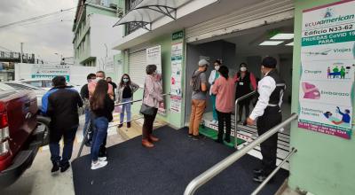 Personas hacen fila en las afueras de un laboratorio privado para hacerse una prueba PCR, el 11 de enero de 2022.