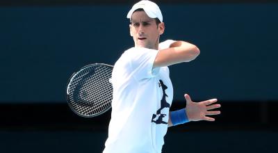 Novak Djokovic entrena en el Rod Laver Arena, en Melbourne, el martes 11 de enero de 2022.