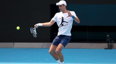Novak Djokovic durante un entrenamiento en el Rod Laver Arena, en Melbourne, el lunes 10 de enero de 2022.