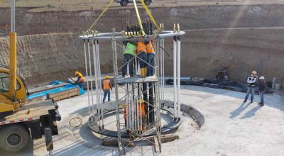 Obreros trabajan en el armado de la jaula de pernos para instalar una de las torres de los aerogeneradores en el Proyecto eólico Minas de Huascachaca, en enero de 2022.