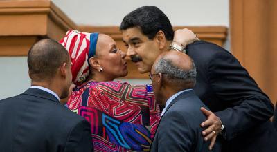 El presidente de Venezuela, Nicolás Maduro, saluda a la exsenadora colombiana Piedad Córdoba en los actos conmemorativos de la muerte de Francisco de Miranda, en Caracas (Venezuela), el 14 de julio de 2016.