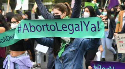 Una mujer muestra un cartel con una consigna a favor de la legalización del aborto, el 28 de septiembre de 2021, en Quito.