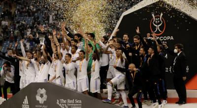 Los jugadores del Real Madrid celebran su victoria ante el Athletic, tras la final de la Supercopa de España, el 16 de enero de 2022.