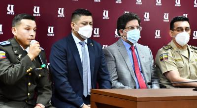 Santiago Olmedo (izq.) durante una rueda de prensa sobre el proceso judicial en su contra, el 7 de diciembre de 2021, en Guayaquil.