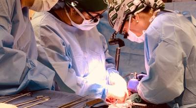 Médicos durante el trasplante de riñones modificados a un humano.