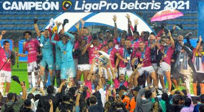 Los jugadores de Independiente del Valle celebran el campeonato 2021 y alzan el trofeo obtenido en el Estadio Capwell, el 12 de diciembre.