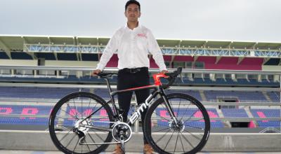 Diego Puetate posa con la bicicleta BMC que usarán los ciclistas del Team Banco Guayaquil durante la temporada 2022. 