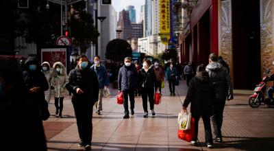 Ciudadanos caminan por una calle en el centro de Shangai, China, el viernes 21 de enero de 2022.