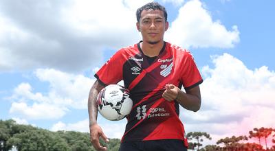 Bryan García posa con la camiseta del Athletico Paranaense en el complejo del club, el 22 de enero de 2022.