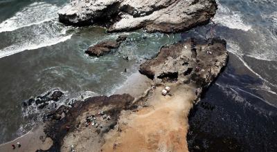 Fotografía cedida hoy por la Presidencia del Perú que muestra una vista aérea de los daños ambientales en la playa de Ventanilla, tras el derrame de petróleo, el 22 de enero de 2022. 