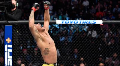 Michael Morales levanta sus brazos y festeja la victoria ante Trevin Giles en el UFC 270, el 22 de enero de 2022.