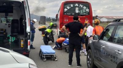 Fotografía cedida por la policía de tránsito que muestra un momento del accidente que tuvo el ciclista colombiano Egán Bernal contra un bus, en Chía (Colombia), el lunes 24 de enero de 2022.