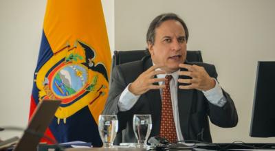 El ministro de Finanzas, Simón Cueva, durante una rueda de prensa en Quito, el 26 de enero de 2022.