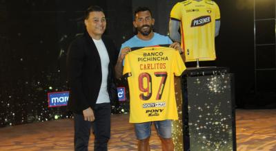 Alfaro Moreno le entregó a Carlos Tevez, el viernes 28 de enero de 2022, la camiseta número 97 que lucirá en la Noche Amarilla.