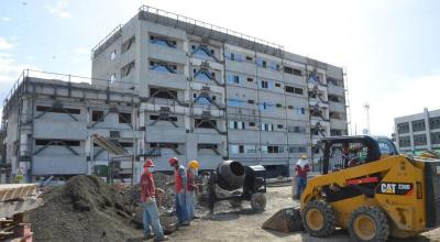 Obras en el nuevo Hospital Rodríguez Zambrano, de Manta, durante una visita de autoridades este 27 de enero de 2022.