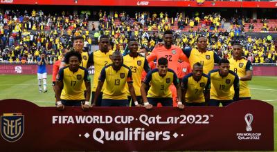 Los futbolistas ecuatorianos se forman antes del partido ante Brasil, en Quito, el 27 de enero de 2022.