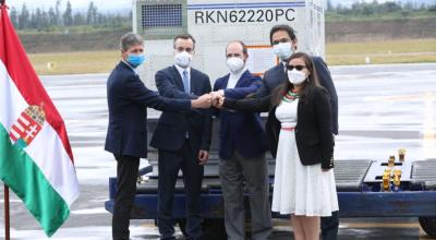 Funcionarios del Gobierno Nacional, junto a Miklós Tomás Paczuk, embajador de Hungría en Ecuador, durante el arribo de 150.000 dosis de AstraZeneca, en Quito el 29 de enero de 2022.