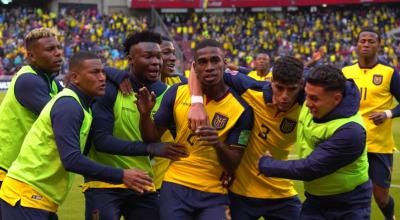 Los jugadores de Ecuador festejan el gol de Félix Torres, en el empate ante Brasil, el jueves 27 de enero de 2022, en el estadio Rodrigo Paz Delgado, por las Eliminatorias al Mundial de Catar 2022. 