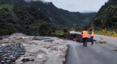 Personal de Gestión de Riesgos verifica los daños en la vía Pujilí-La Maná, tras el desbordamiento del río Pilaló, el 31 de enero de 2022.