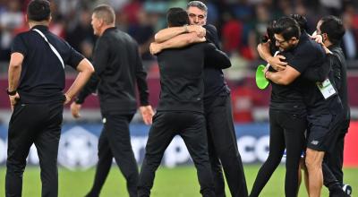 Luis Fernando Suárez, director técnico de Costa Rica, festeja con su cuerpo técnico la clasificación al Mundial de Catar.