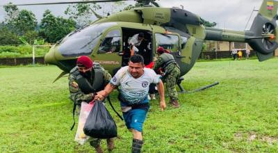 La Fuerza Aérea rescató a tres ciudadanos en Puembo Chico, en La Mana, por el crecimiento del río Pilaló, el 30 de enero de 2022.