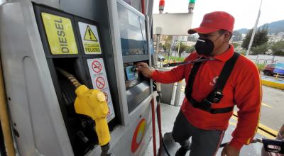 Un trabajador de una gasolinera al norte de Quito, durante sus actividades, el 15 de diciembre de 2021.