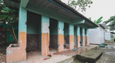 Fachada del área de los baños de la escuela Vicente Piedrahíta, uno de los 20 planteles a intervenir.