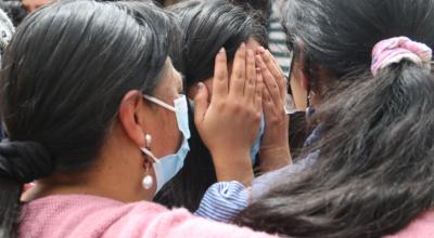 Familiares de una de las víctimas del aluvión de La Gasca y La Comuna, se lamentan por sus familiares en el edificio de Criminalística, en Quito, el 1 de febrero de 2022.