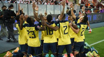 Los futbolistas ecuatorianos se arrodillan y festejan un gol ante Perú, en Lima, el 1 de febrero de 2022.