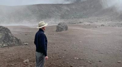 Anthony Daniels (C-3PO) contemplando el vacío de los Andes.